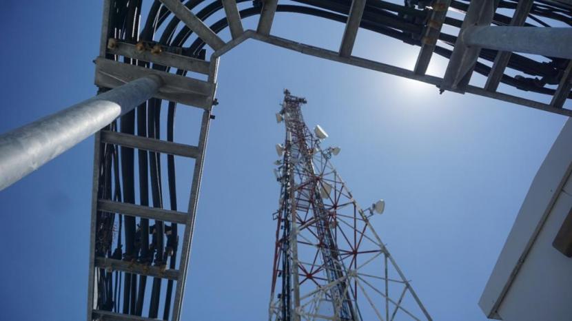 Telkom melalui anak usahanya, PT Dayamitra Telekomunikasi Tbk (Mitratel) saat ini sedang mengerjakan program fiberisasi untuk konektivitas antar BTS sejumlah perusahaan operator telekomunikasi di Indonesia.