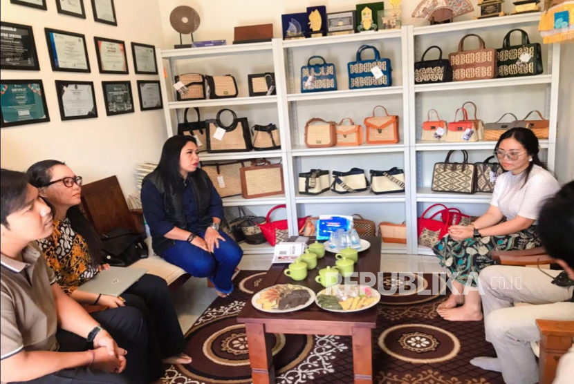 Perjuangan tanpa Lelah Fasilitator Rumah BUMN Telkom Ajak Digitalisasi UMKM Binaan