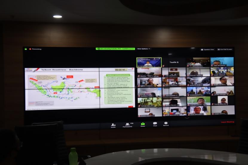 Telkom Regional 3 menyelenggarakan event Webinar Smart City dengan tema “Implementasi Smart City dalam Mendukung Penerapan New Normal Ditengah Pandemi Covid-19”.   Webinar ini menghadirkan Pemateri-pemateri ahli di bidangnya, di antaranya Prof. Dr. Ir. Marsudi Wahyu Kisworo (Komisaris Independen Telkom selaku Penggagas Gerakan 100 Smart City Indonesia), Achmad Sugiarto (Direktur Strategic Portfolio Telkom), Mohamad Khamdan (Executive Vice President Telkom Regional 3 Jabar), Setiaji, ST. M.Si (Kepala Dinas Komunikasi dan Informatika Pemprov Jabar), Ir. H. Ajay M Priatna, M.M. (Walikota Cimahi), dan Wahyu (Smart City Development Telkom).