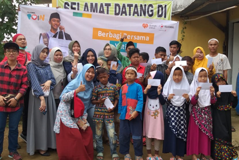 Telkomsel bersama Rumah Zakat bantu anak yatim.