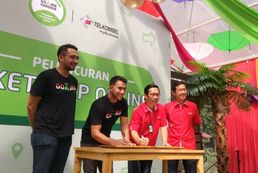 Telkomsel dan GO-JEK berkolaborasi dalam meluncurkan paket data khusus untuk mitra pengemudi, Jumat (6/7). Paket data ini ditujukan untuk membantu meringankan beban biaya komunikasi yang ditanggung pengemudi.