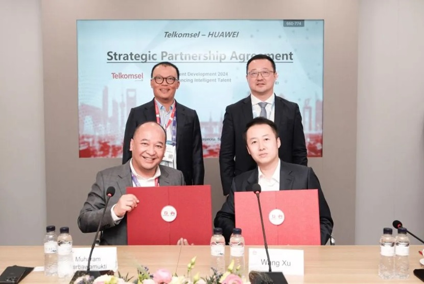 Telkomsel dan Huawei menandatangani dua Strategic Partnership Agreement (SPA) terkait Home Broadband and 5G Innovation dan Talent Development untuk menghadirkan konektivitas, solusi, dan layanan inovatif yang membuka lebih banyak peluang bagi setiap individu, rumah, dan bisnis di Indonesia.