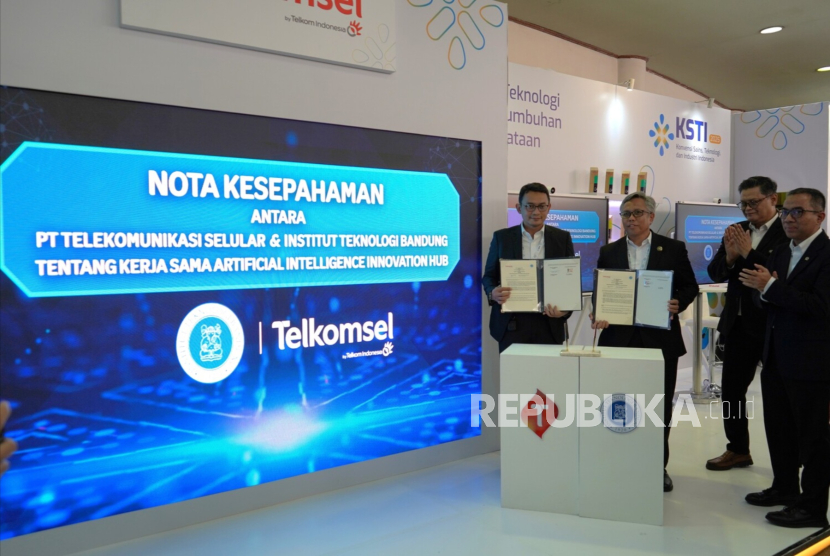 Telkomsel dan ITB tandatangani nota kesepahaman hadirkan AI Innovation Hub untuk percepat pengembangan riset dan inovasi kecerdasan buatan (AI) nasional.