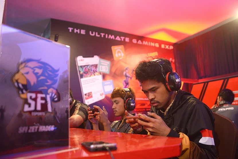 Telkomsel melalui Dunia Games selalu hadir untuk menjadi pendukung utama bagi industri ini melalui ajang kompetisi. Dengan meningkatkan kualitas jaringan broadband 4G LTE untuk memastikan Layanan game online mendapatkan jaringan yang sangat bagus dengan kecepatan tinggi dan latensi yang rendah sehingga para gamers dapat menikmati game online dengan nyaman. 