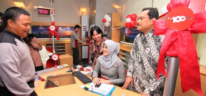 Telkomsel Melayani: Direktur Utama Telkomsel Sarwoto Atmosutarno (kanan) didampingi VP Area Jabotabek Jabar Venusiana Papasi melayani pelanggan yang berkunjung ke GraPARI Jakarta Selatan (19/5)