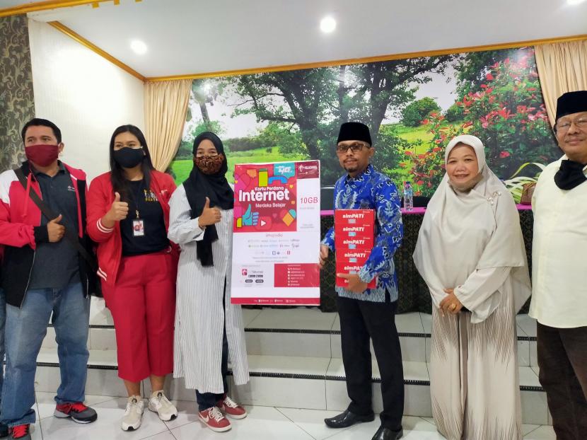 Telkomsel membagikan 100 ribu kartu perdana gratis ke sekolah swasta di Bogor.