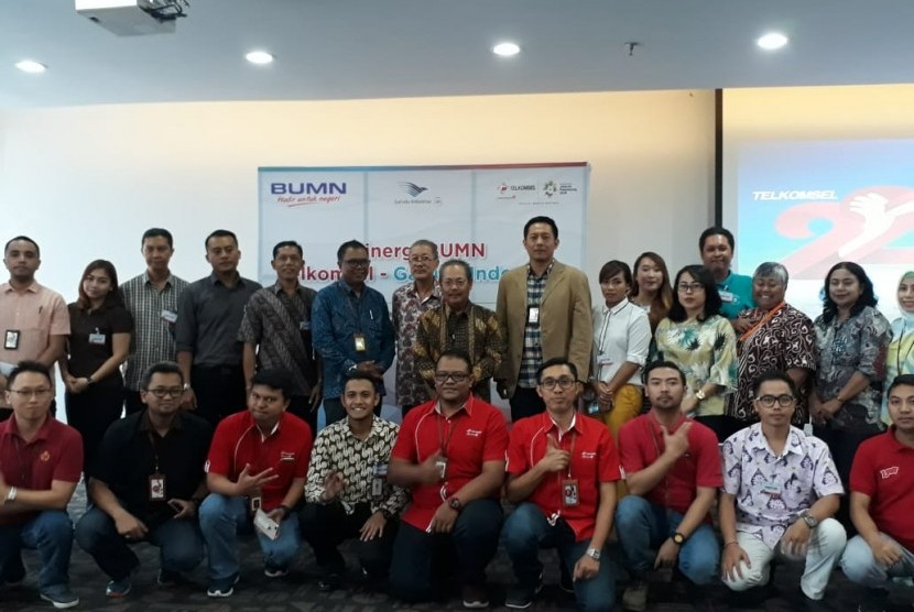 Telkomsel membidik pelanggan Garuda Indonesia tujuan Bali dengan menandatangani nota kesepahaman (MoU) kerja sama dan sinergi dua BUMN di Denpasar, Selasa (15/5). 