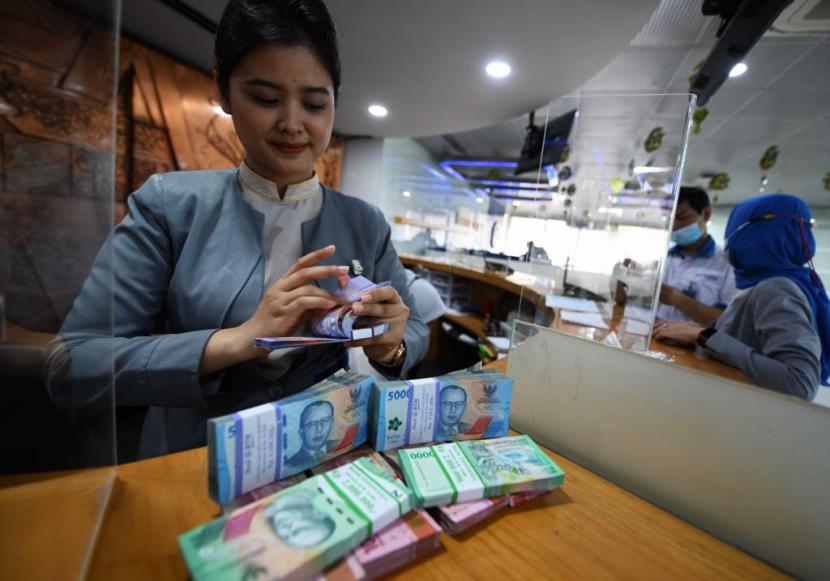 Teller Bank BTN sedang menghitung uang pecahan baru untuk melayani kebutuhan nasabah di Kantor Cabang Bank BTN Harmoni, Jakarta, Kamis (26/4/2023). Kondisi likuiditas bank disebut masih terjaga.