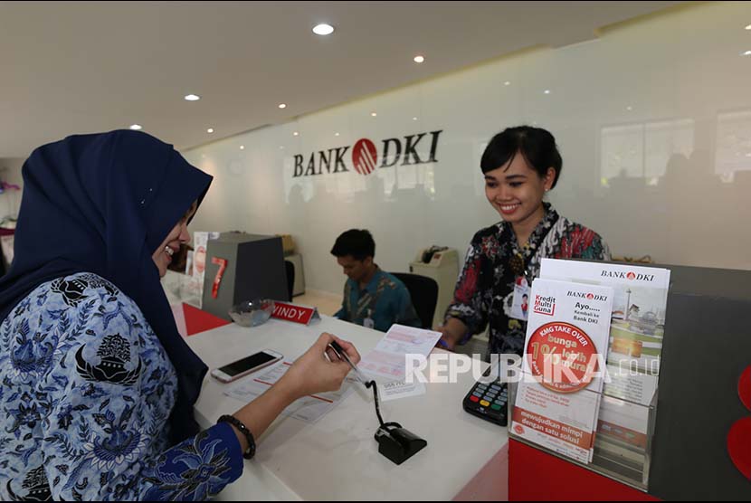 Teller Bank DKI Cabang Walikota Jakarta Pusat melayani nasabah pada Hari Batik Nasional yang diperingati setiap tanggal 2 Oktober 2017 di Jakarta, Senin (02/10). Per September 2017, Bank DKI telah memiliki 236 kantor layanan yang terdiri dari 28 kantor cabang konvensiona