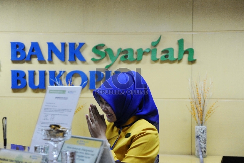 Teller melakukan aktifitas di kantor Bank Syariah Bukopin, Jakarta, Selasa (6/10).
