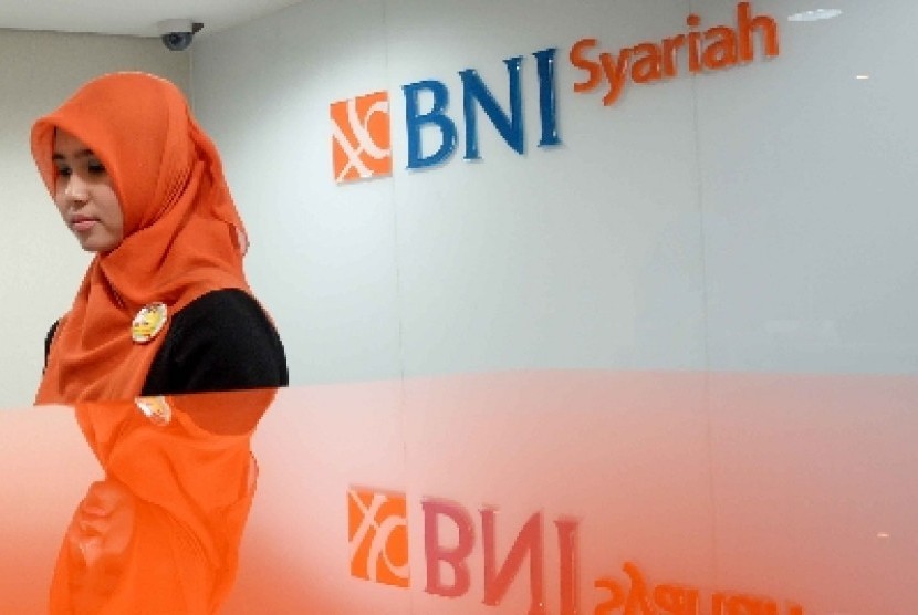 Teller melayani nasabah di Banking Hall BNI Syariah, Jakarta, Senin (20/4). 