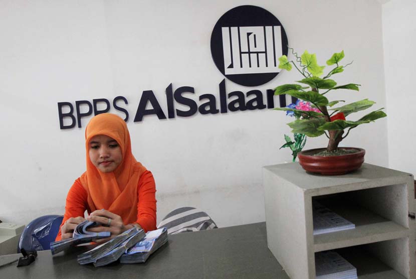 Teller melayani nasabah di banking hall salah satu kantor cabang BPRS Al Salaam, Jakarta, Jumat (13/6).