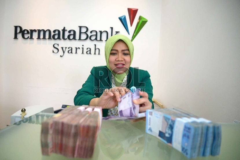 Teller melayani nasabah di Permata Bank Syariah, Jakarta, Rabu (14/1).(Republika/ Yasin Habibi).