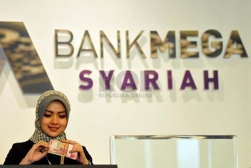 Teller menghitung nasabah uang di banking hall salah satu kantor Bank Mega Syariah, Jakarta, Kamis (3/7).