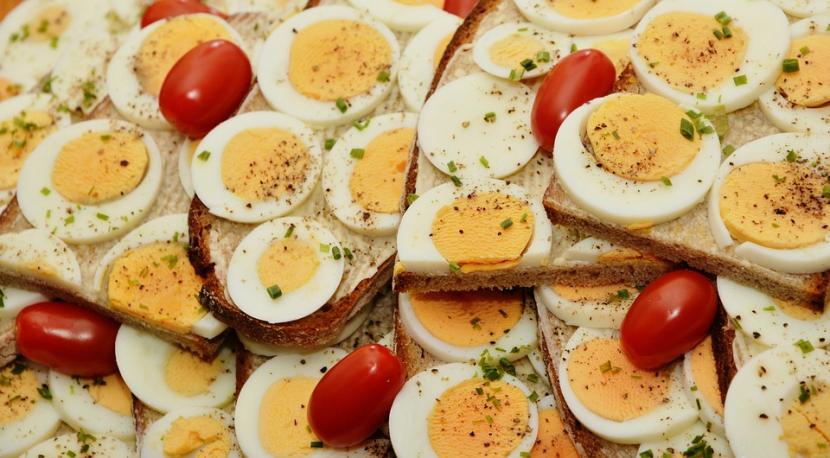 Telur dan ayam merupakan sumber protein yang baik untuk menjaga asupan gizi seimbang. Orang dengan riwayat strok disarankan makan menu buka dan sahur yang kaya protein. Ilustrasi.