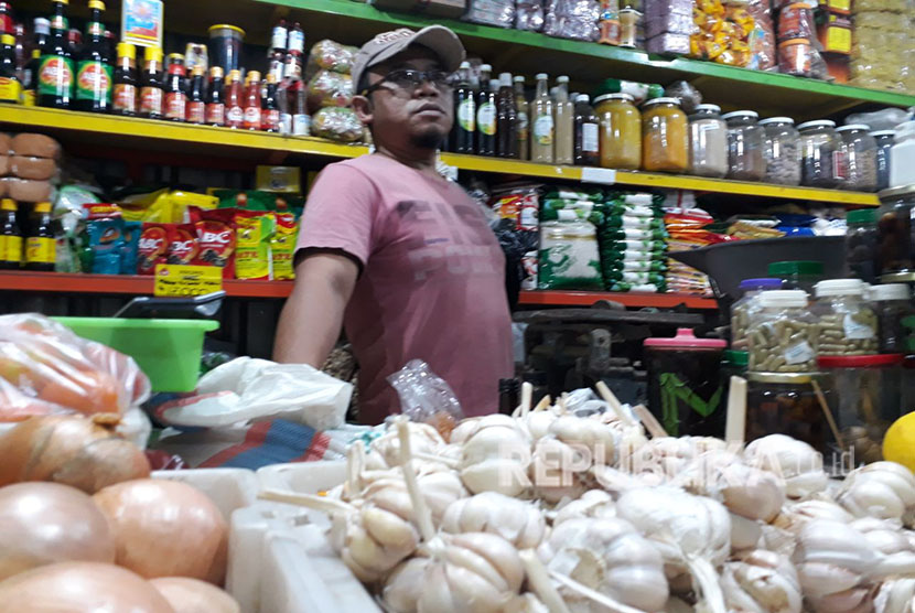 Telur dan bawang putih mengalami kenaikan di Pasar Besar Kota Malang, Kamis (10/5).