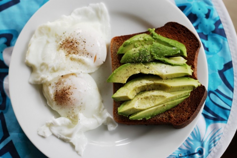 Telur dengan roti dan alpukat bisa jadi ide sarapan sehat.