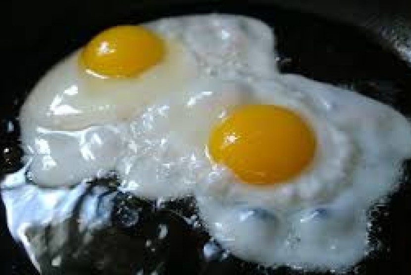 Telur mata sapi. Terkadang, kuning telur pecah ketika dibalik di atas wajan.