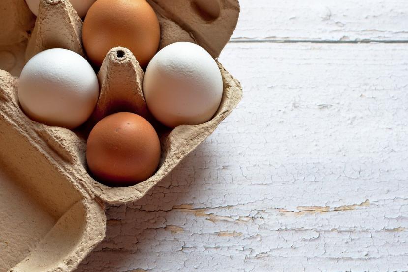 Membalik posisi telur di wadah karton bisa membuatnya lebih awet.