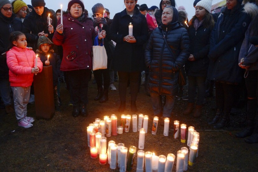 Teman dan keluarga berduka untuk korban pembunuhan Valerie Reyes dengan menyalakan lilin untuk menghormatinya di New Rochelle, NY, (7/2).