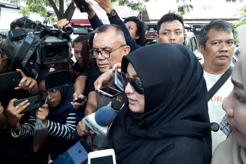 Teman dekat Vanessa Angel, Jane Shalimar datang menjenguk temannya tersebut yang tengah menjalani pemeriksaan di Polda Jatim, diduga terkait prostitusi online.