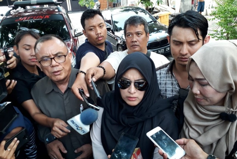 Teman dekat artis VA, Jane Shalimar datang menjenguk temannya tersebut yang tengah menjalani pemeriksaan di Polda Jatim, diduga terkait prostitusi daring.