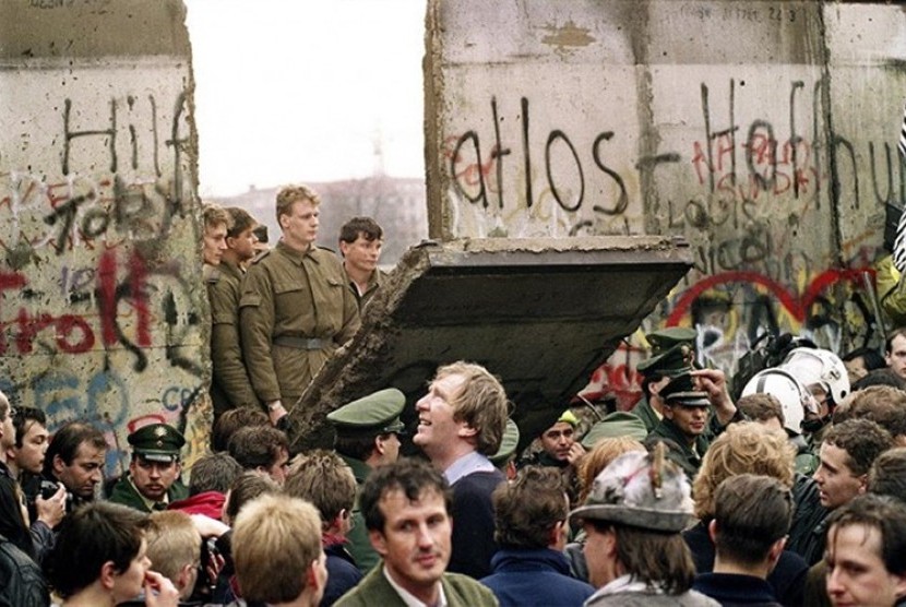 Tembok Berlin diruntuhkan pada 1989 setelah 28 tahun berdiri memisahkan Kota Berlin.