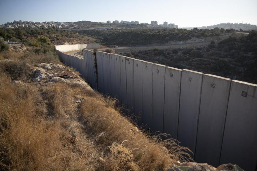 Tembok yang dibangun Israel untuk memisahanwilayah palestina yang didudukinya denganwilayah yang disebutkan sebagai terotorial Israel. Pembangunan tembok seperti ini sudah dilakukan sejak 20 tahun silam.