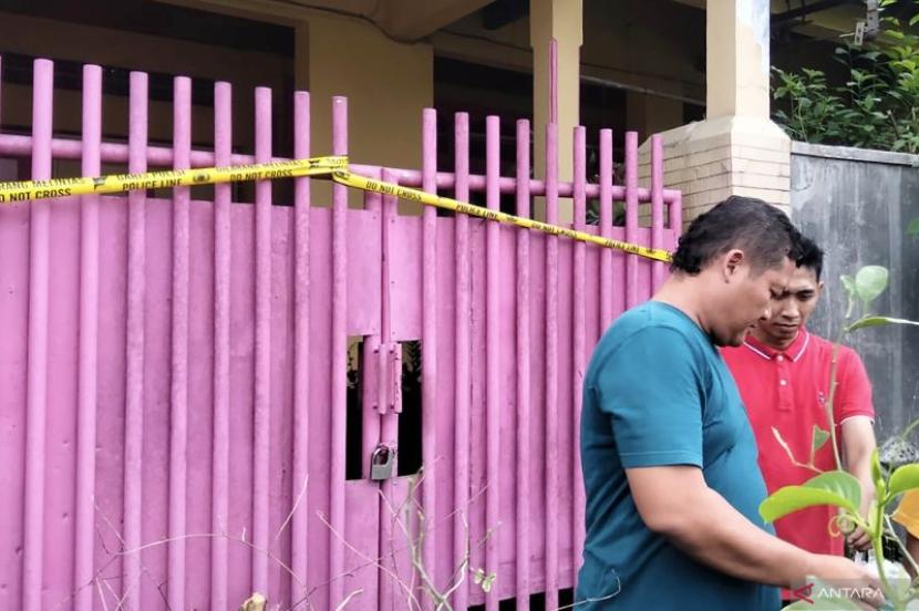 Tempat kejadian perkara (TKP) pembunuhan yang dilakukan JM kepada istrinya MS di rumah di Jalan Serayu, Kelurahan Bunulrejo, Kecamatan Blimbing, Kota Malang pada Sabtu. 