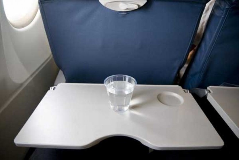 Minum di pesawat (ilustrasi). Tidak cukup minum di pesawat dapat menyebabkan dehidrasi.