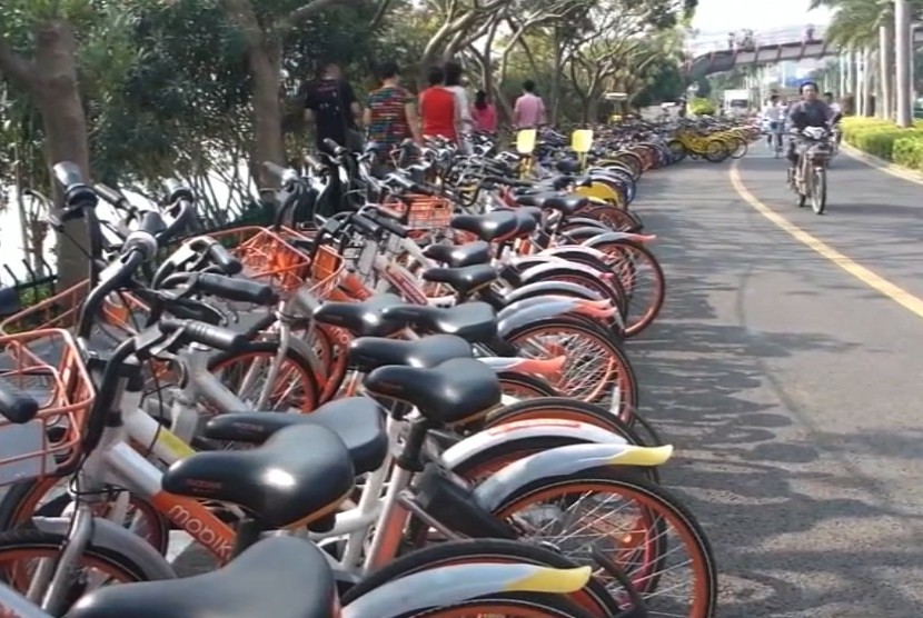 Tempat parkir sepeda yang di sewakan lewat aplikasi berbagi sepeda (sharing bike) di Xiamen, Cina