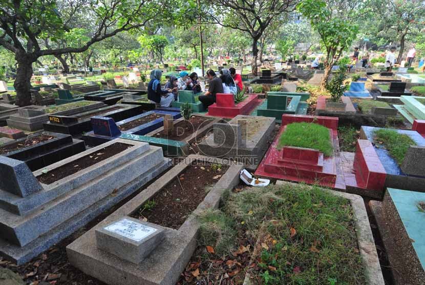 Syekh Albani mengutarakan dalil larangan sholat menghadap makam.  Ilustrasi makam