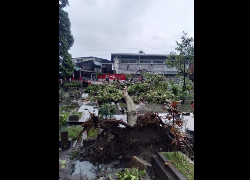 Tempat pemakaman umum (TPU) Babakan Ciparay yang berada di Jalan Caringin, Kota Bandung sempat terendam banjir akibat hujan deras yang terjadi sejak pukul 13.00 Wib, Sabtu (10/9/2022). Di sekitar area pemakaman pun terdapat pohon yang tumbang. 