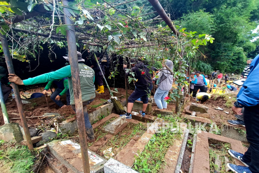 Tempat pemakaman umum (TPU) Cikutra, Kota Bandung rusak akibat longsor