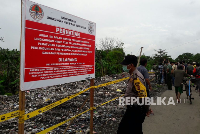 Tempat pembuangan sampah liar di Desa Panguragan Wetan, Kecamatan Panguragan, Kabupaten Cirebon, telah disegel untuk kepentingan penyidikan limbah medis, Kamis (14/12).