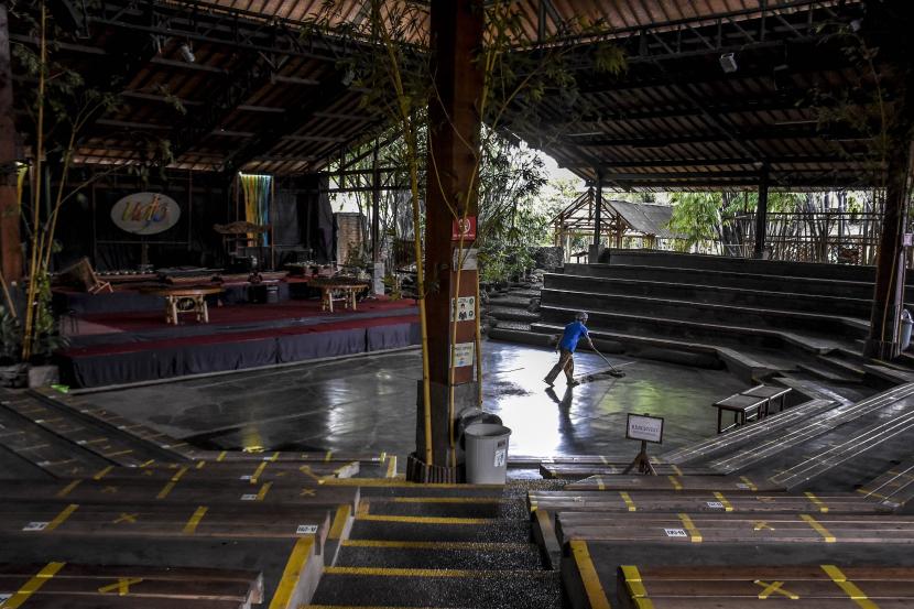 Tempat pementasan utama Saung Angklung Udjo terlihat lengang dan sepi dari pengunjung