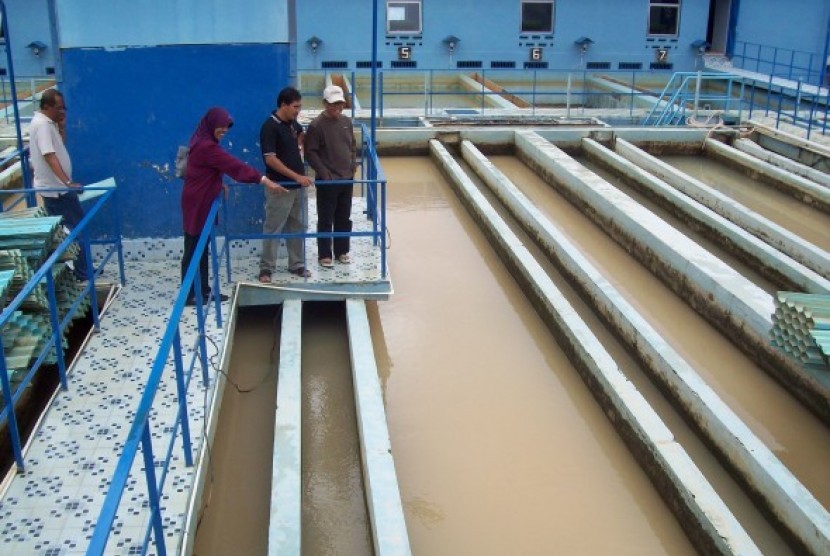     Direktur Utama Perusahaan Air Minum Daerah (PDAM) Surya Sembada Kota Surabaya, Jawa Timur, Arif Wisnu Cahyono menyatakan kenaikan tarif air bersih PDAM akan diberlakukan akhir 2022 atau paling lambat awal 2023.      Tampak tempat pengolahan air milik PDAM Surabaya.
