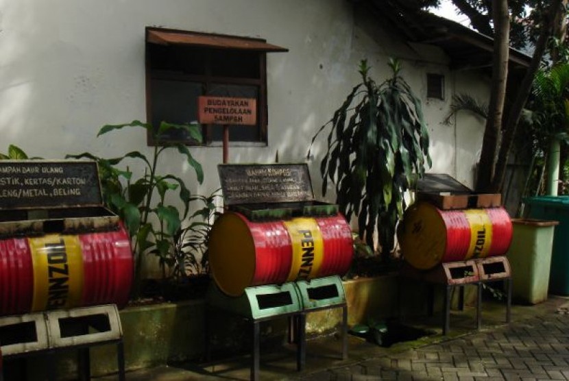 Tempat sampah Kampung Banjarsari yang dibedakan berdasar jenis sampahnya.