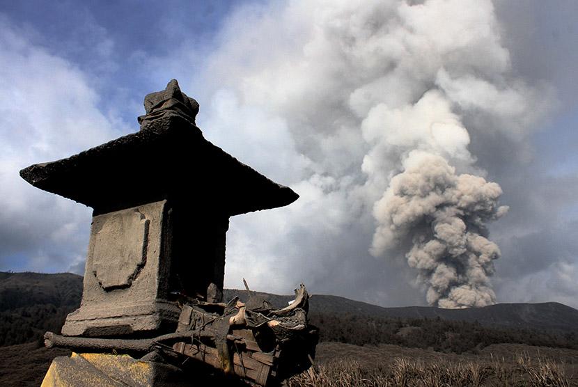 Tempat sesaji suku Tengger tertutup material vulkanik gunung Bromo di Probolinggo, Jawa Timur, Senin (4/1).