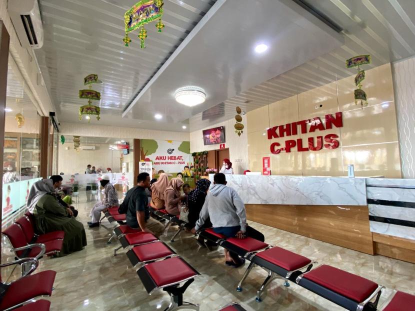 Tempat sunat, Khitan C Plus. Klinik Khitan C-Plus jadi rujukan untuk melakukan khitan anak yang gemuk.