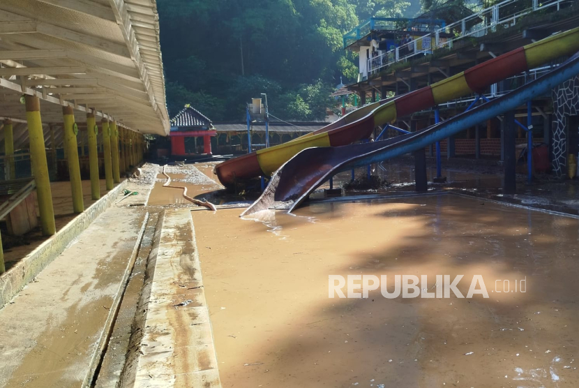 Banjir Bandang Sapu Sawah hingga Wisata Kuliner di Bandung Barat