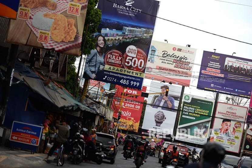 Deretan papan reklame dan baliho (ilustrasi). Capaian target pajak reklame Kota Bekasi, Jawa Barat pada 2020 melampaui target.