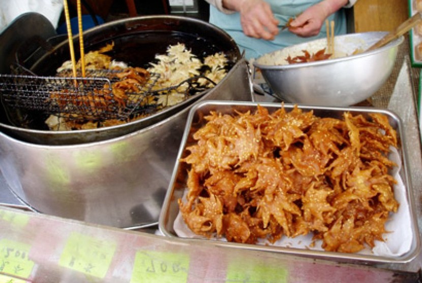 Tempura momiji atau daun maple goreng.