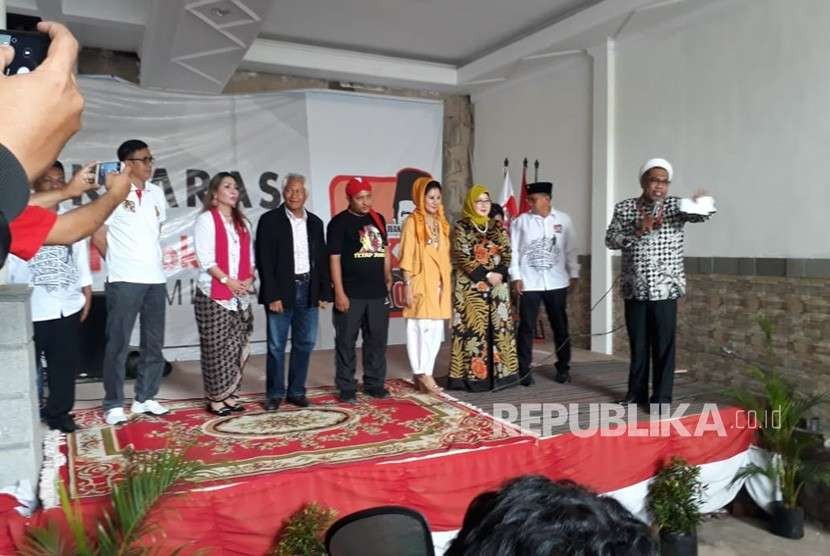 Tenaga Ahli Utama Kantor Staf Kepresidenan Ahli Mochtar Ngabalin menghadiri deklarasi relawan Galang Kemajuan Jokowi di Kota Sukabumi Jawa Barat Ahad (26/8).