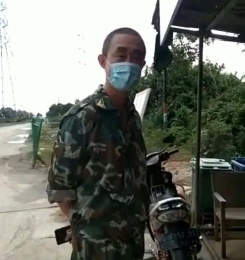 Tenaga kerja asing (TKA) China yang memakai seragam militer berjaga proyek pembangunan Pembangkit Listrik Tenaga Uap (PLTU) 3-4 Nagan Raya di Desa Suak Puntong, Kecamatan Kuala Pesisir, Kabupaten Nagan Raya, Provinsi Aceh.