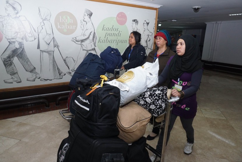 Tenaga kerja Indonesia (TKI) yang bekerja di Suriah tiba di terminal 2 bandara Soekarno-Hatta, Tangerang, Banten, Kamis (4/5). 
