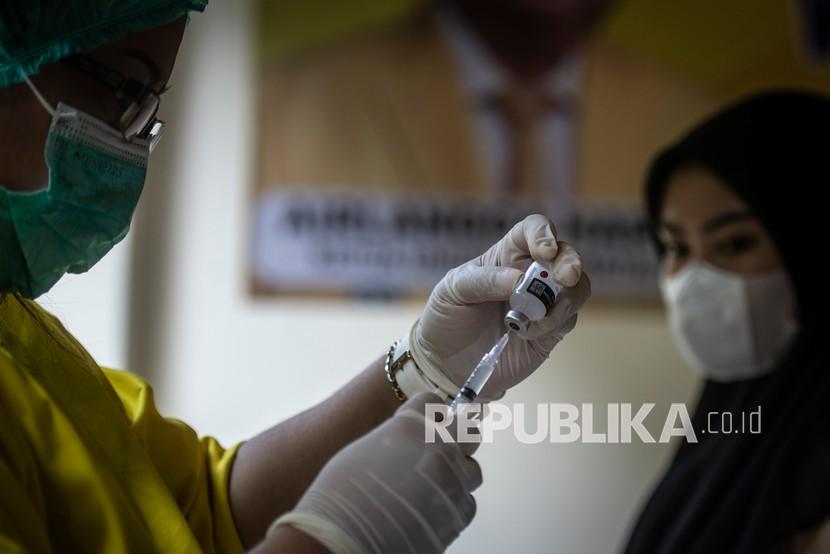 Tenaga kesehatan bersiap menyuntikkan vaksin Covid-19 kepada warga di Jakarta, Ahad (5/9). Wakil Gubernur DKI Jakarta, Ahmad Riza Patria mengatakan, sudah tidak ada lagi zona merah di ibu kota. 