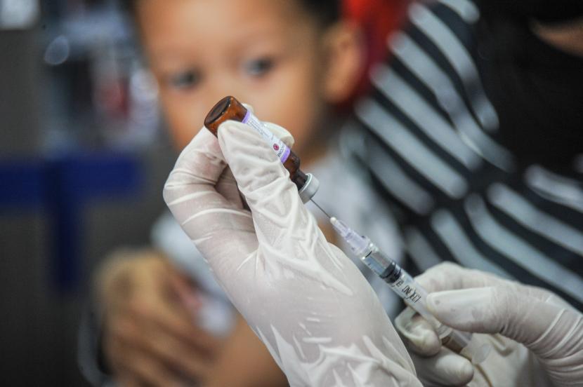 Mantan Direktur Penyakit Menular WHO Asia Tenggara, Prof Tjandra Yoga Aditama memandang vaksinasi Covid-19 pada anak di bawah 6 tahun harus segera diberikan. (ilustrasi).