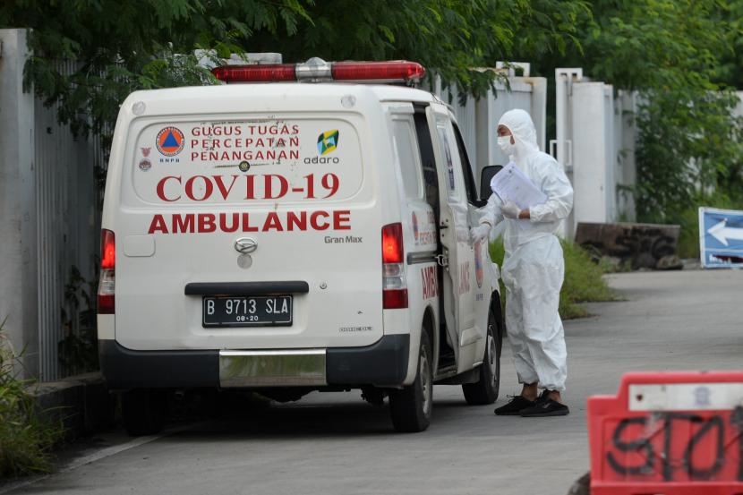 Tenaga kesehatan melakukan pendataan di posko sebelum memasuki Rumah Sakit Darurat Covid-19 Wisma Atlet, Kecamatan Kemayoran, Jakarta Pusat.