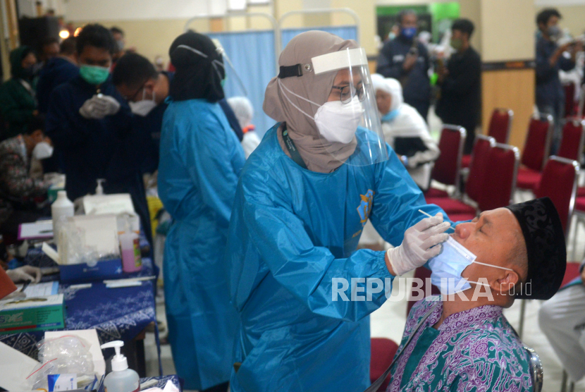 Tenaga kesehatan melakukan tes usap antigen kepada Jamaah haji (ilustrasi). Total 5.833 jamaah haji Debarkasi Surabaya telah tiba di Tanah Air  